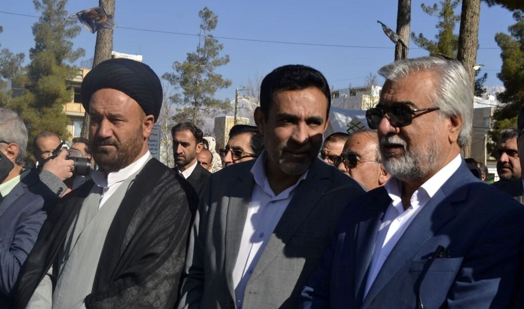 ادای احترام مسئولان به مقام شامخ شهدا در اولین روز از ایامالله دهه فجر + عکس