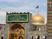 فیلم| نصب کتیبه ویژه ولادت امام حسین(ع) در حرم رضوی