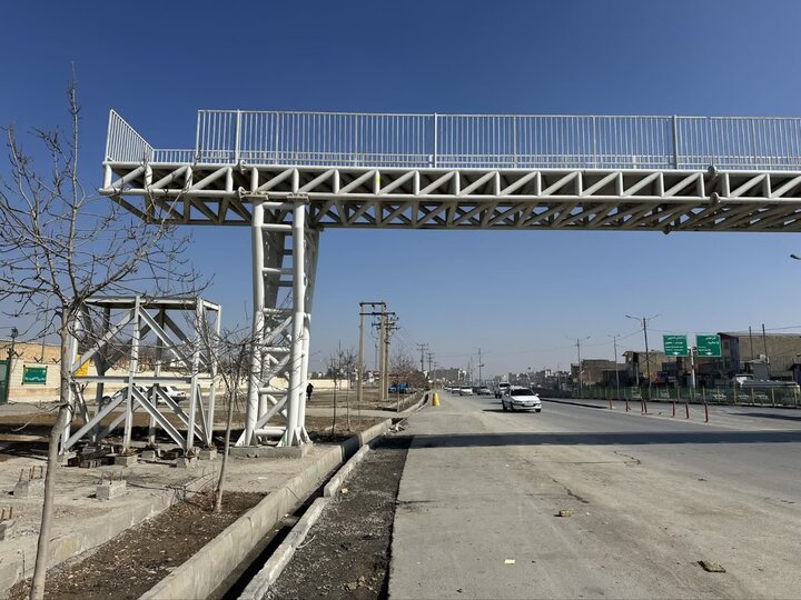 اجرای عملیات نصب پل هوایی عابر پیاده حدفاصل میدان فراهان تا آرامستان
