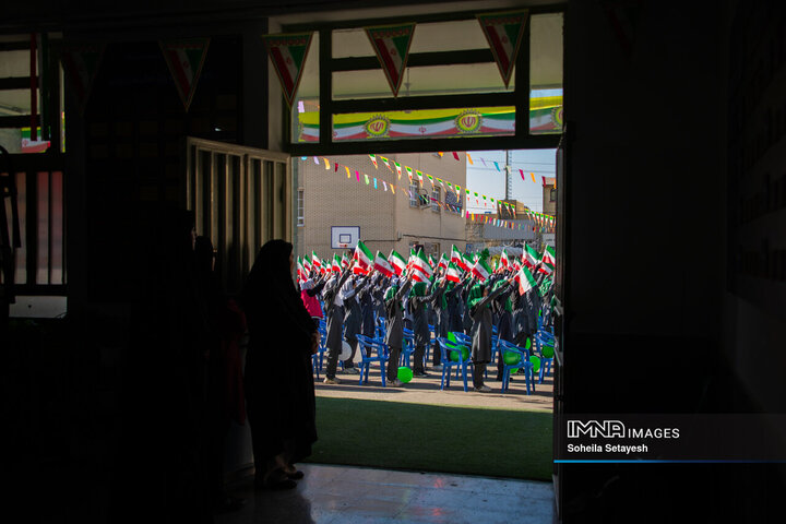 آیین نواختن زنگ انقلاب در مدارس استان فارس