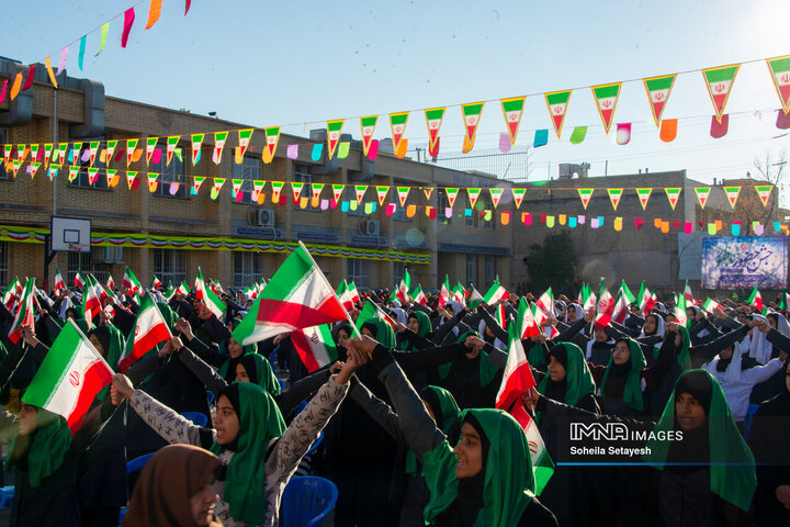 آیین نواختن زنگ انقلاب در مدارس استان فارس