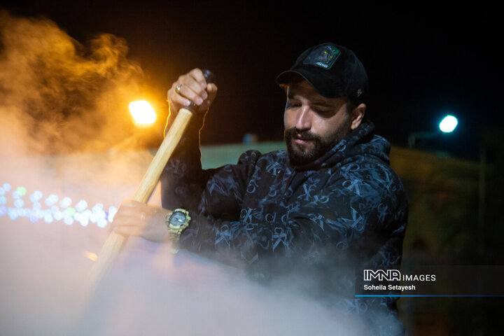 پخت ۱۵ هزار کیلو سمنو در حرم مطهر سید علاءالدین حسین(ع) شیراز