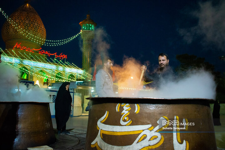 پخت ۱۵ هزار کیلو سمنو در حرم مطهر سید علاءالدین حسین(ع) شیراز