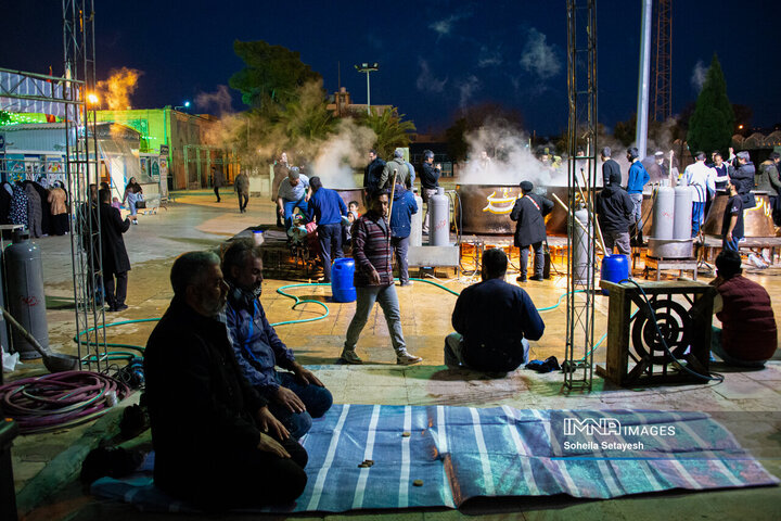 پخت ۱۵ هزار کیلو سمنو در حرم مطهر سید علاءالدین حسین(ع) شیراز