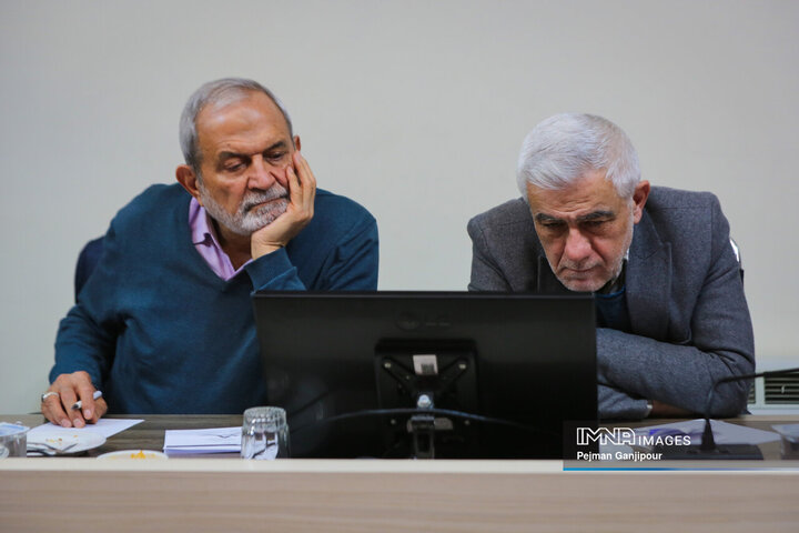 جلسه بررسی بودجه 1404 شهرداری اصفهان با حضور نمایندگان ادوار شورای شهر