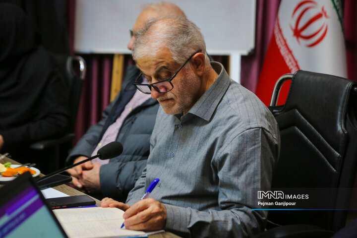 جلسه بررسی بودجه 1404 شهرداری اصفهان با حضور نمایندگان ادوار شورای شهر