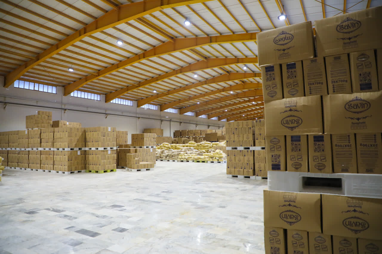 دولت در کنار واحدهای تولیدی قرار دارد