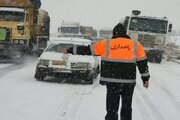 امدادرسانی راهداران چهارمحال‌وبختیاری به ۴۰۰ خودروی گرفتار در برف و کولاک