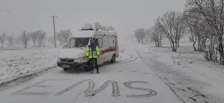 امدادرسانی اورژانس خوزستان به حادثه‌دیدگان سقوط مینی‌بوس به دره + فیلم
