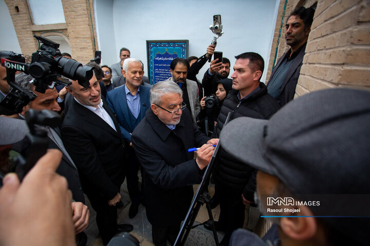 آیین بهره‌برداری از پروژه‌های احیا و مرمت شده تخت فولاد