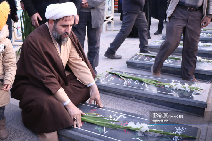 مراسم عطرافشانی و گل آرایی گلزار شهدای رهنان