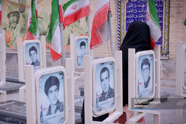 مراسم عطرافشانی و گل آرایی گلزار شهدای رهنان