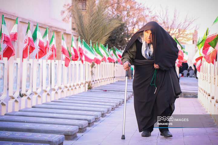 مراسم عطرافشانی و گل آرایی گلزار شهدای رهنان