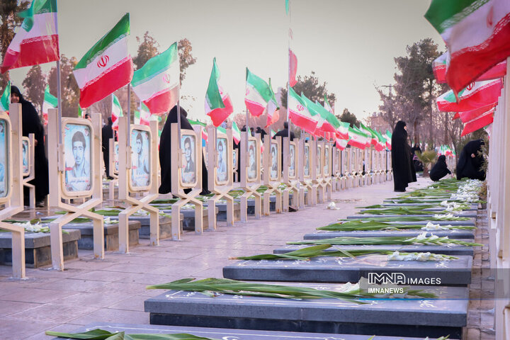 مراسم عطرافشانی و گل آرایی گلزار شهدای رهنان
