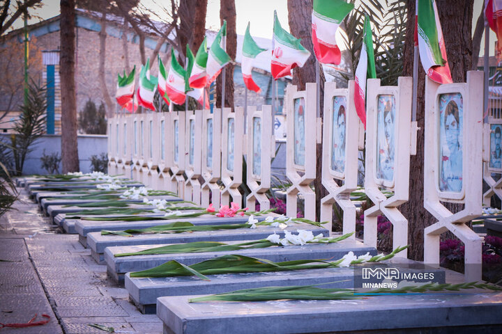 مراسم عطرافشانی و گل آرایی گلزار شهدای رهنان