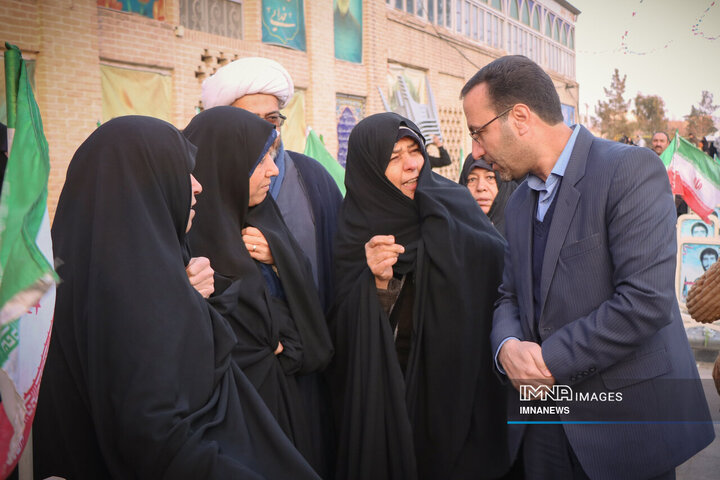 مراسم عطرافشانی و گل آرایی گلزار شهدای رهنان