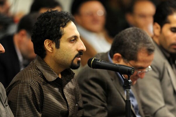 شعر هرگز پشت انقلاب را خالی نکرده است