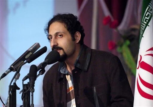 شعر هرگز پشت انقلاب را خالی نکرده است