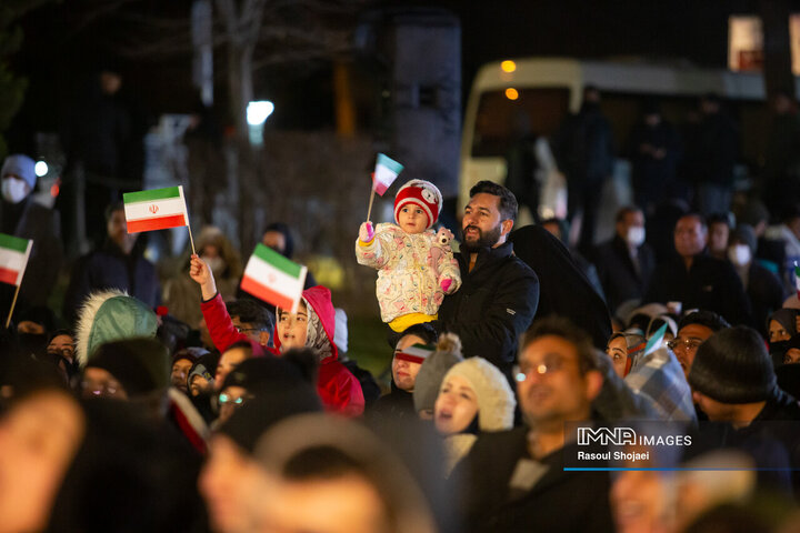 جشن و نورافشانی شب پیروزی انقلاب در اصفهان