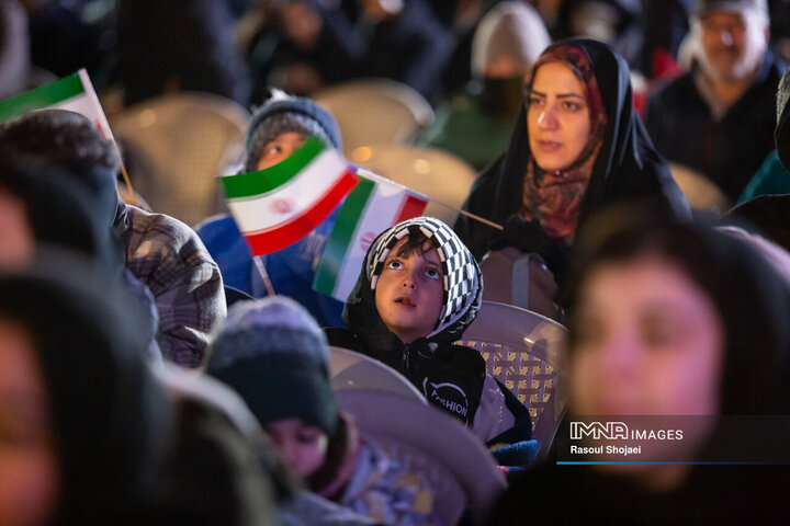 جشن و نورافشانی شب پیروزی انقلاب در اصفهان