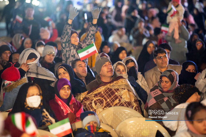 جشن و نورافشانی شب پیروزی انقلاب در اصفهان