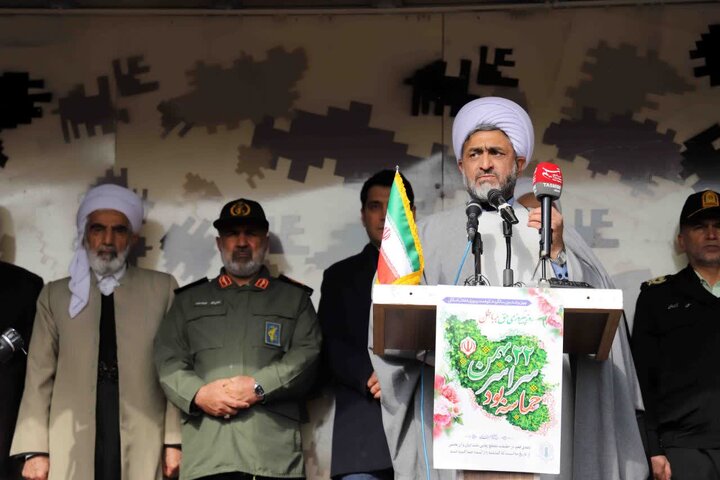 اسلام، مردم و رهبری سه رکن اساسی انقلاب اسلامی است