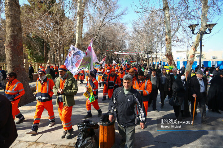 از دروازه دولت تا میدان امام(ره)؛ خادمان شهر در صف نخست راهپیمایی ۲۲ بهمن