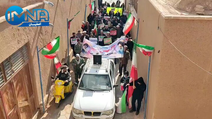 فیلم| راهپیمایی ۲۲ بهمن در منظم‌ترین روستای خشتی جهان