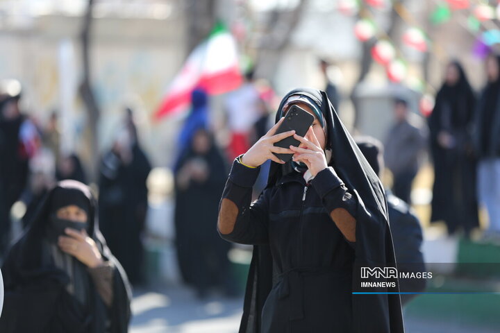 راهپیمایی جشن انقلاب در شهرکرد