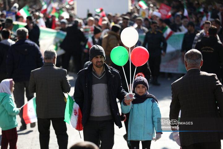 راهپیمایی جشن انقلاب در شهرکرد