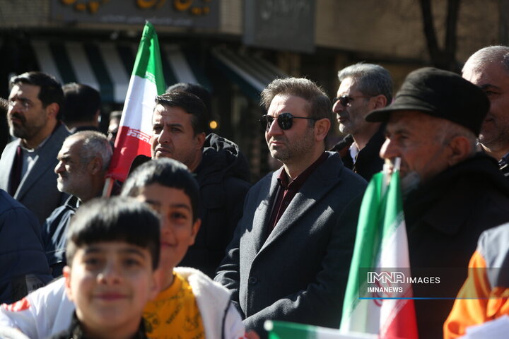 راهپیمایی جشن انقلاب در شهرکرد