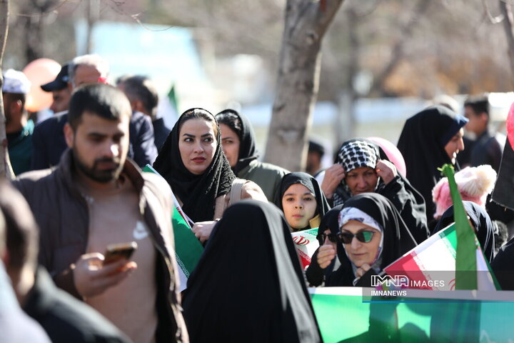 راهپیمایی جشن انقلاب در شهرکرد