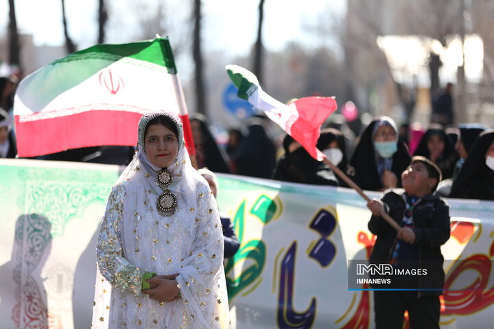 راهپیمایی جشن انقلاب در شهرکرد