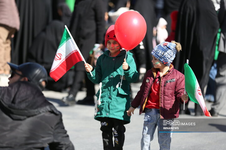 راهپیمایی جشن انقلاب در شهرکرد