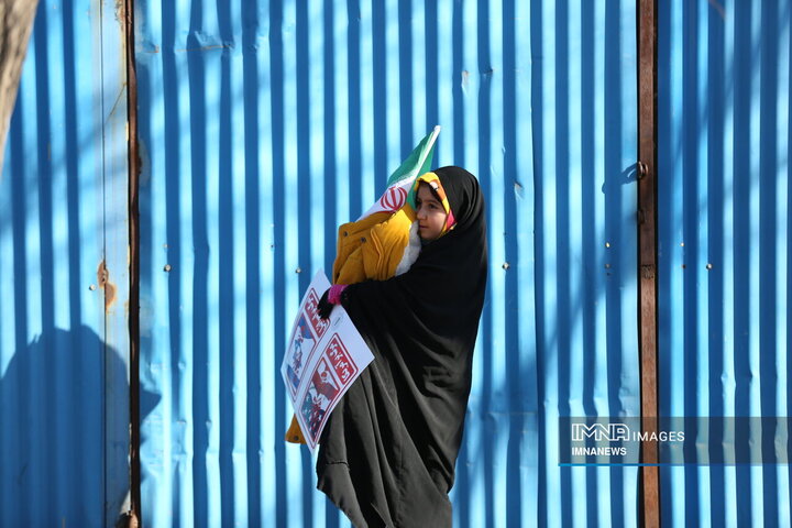 راهپیمایی جشن انقلاب در شهرکرد