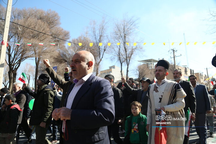 راهپیمایی جشن انقلاب در شهرکرد