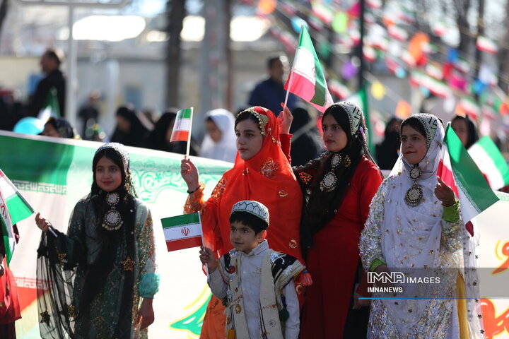 راهپیمایی جشن انقلاب در شهرکرد