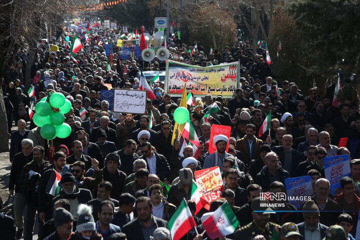 راهپیمایی جشن انقلاب در شهرکرد