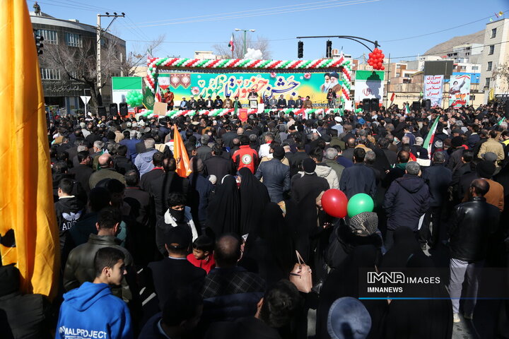 راهپیمایی جشن انقلاب در شهرکرد