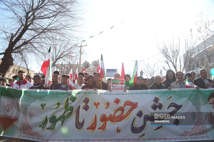 راهپیمایی جشن انقلاب در شهرکرد