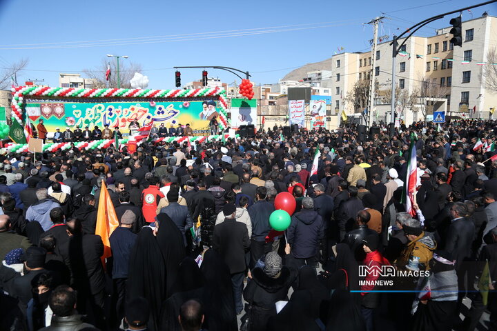 راهپیمایی جشن انقلاب در شهرکرد