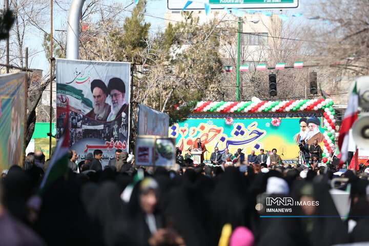 راهپیمایی جشن انقلاب در شهرکرد