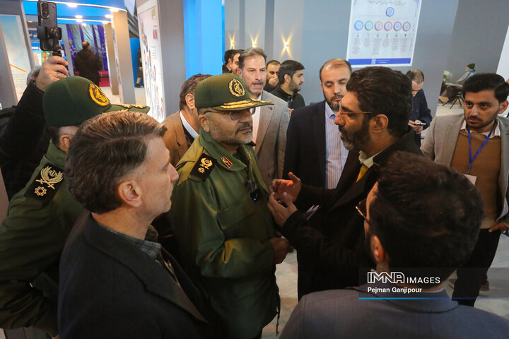 بازدید رئیس سازمان بسیج مستضعفین از نمایشگاه زاینده‌نور