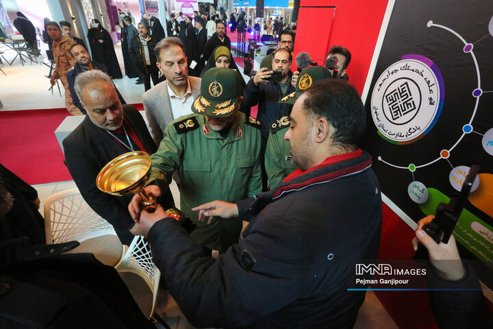 بازدید رئیس سازمان بسیج مستضعفین از نمایشگاه زاینده‌نور