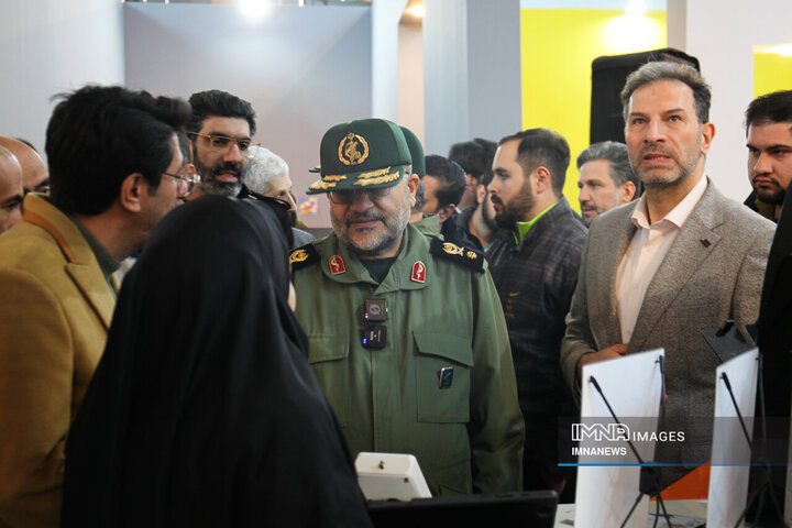 بازدید رئیس سازمان بسیج مستضعفین از نمایشگاه زاینده‌نور