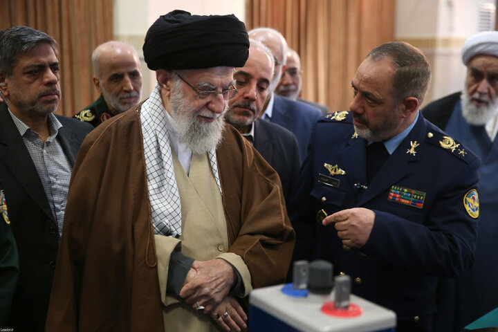 بازدید رهبر انقلاب از نمایشگاه آخرین دستاوردهای دانشمندان صنعت دفاعی کشور