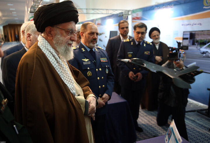 بازدید رهبر انقلاب از نمایشگاه آخرین دستاوردهای دانشمندان صنعت دفاعی کشور