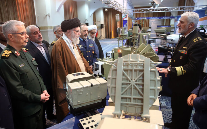 بازدید رهبر انقلاب از نمایشگاه آخرین دستاوردهای دانشمندان صنعت دفاعی کشور