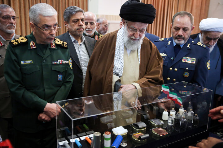 بازدید رهبر انقلاب از نمایشگاه آخرین دستاوردهای دانشمندان صنعت دفاعی کشور