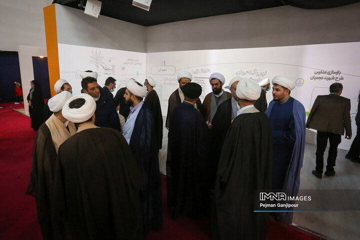 بازدید عضو مجلس خبرگان از نمایشگاه زاینده‌نور